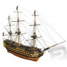 Részletesen kidolgozott 18. századi Trafalgari csata nemúszó Nelson admirális hajó makettje. A Billing Boats dán cégtől származó hajótest hossza 1340 mm. Darabos készlet, 1:75 skálába, tapasztalt építők számára.
