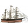 Részletesen kidolgozott 19. századi Teaklipper makettje. A Billing Boats dán cégtől származó padlózott hajótest hossza 1100 mm. Darabos készlet, 1:75 méretarányba, tapasztalt építők számára.